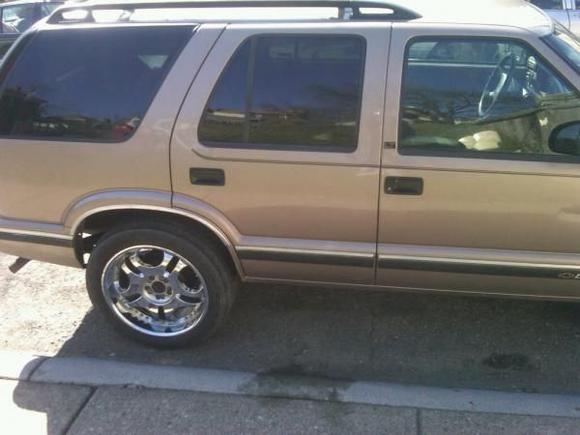 blazer passenger side with my helo spec 20's rear wrapped in 275/45-20