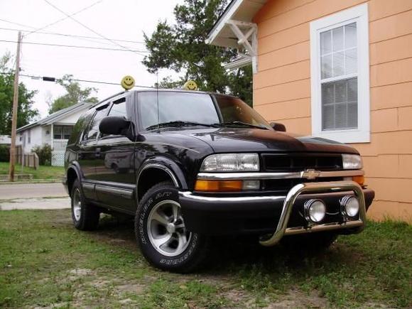 Hunter Truck Accessories stainless bull/light bar; now the company calls themselves Truck Gear Direct. 150w sealed beam KC Daylighters up top, cheapie 100w on the bar, until my next eBay order...