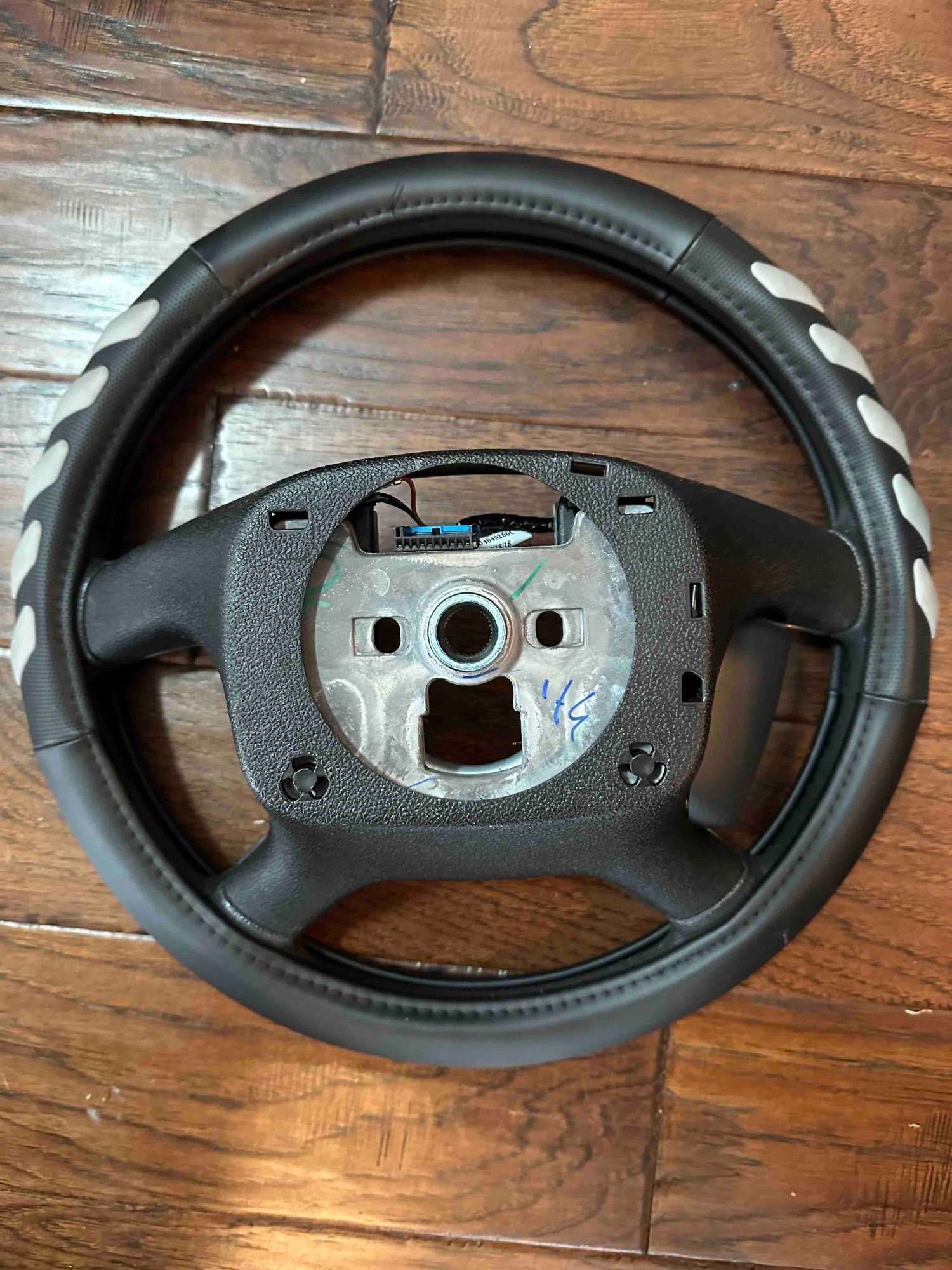 Interior/Upholstery - 2018 Chevy Express Steering Wheel (no Airbag/horn piece) With Cruise No Radio - Used - 2018 Chevrolet Express 3500 - Carthage, NC 28327, United States