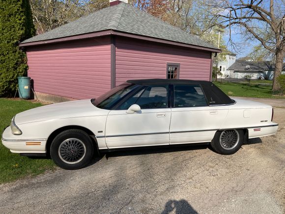 1993 Oldsmobile 98 Regency Special Edition.
Leather interior, rear window defroster, power everything. 