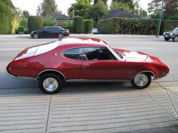 1969 cutlass side