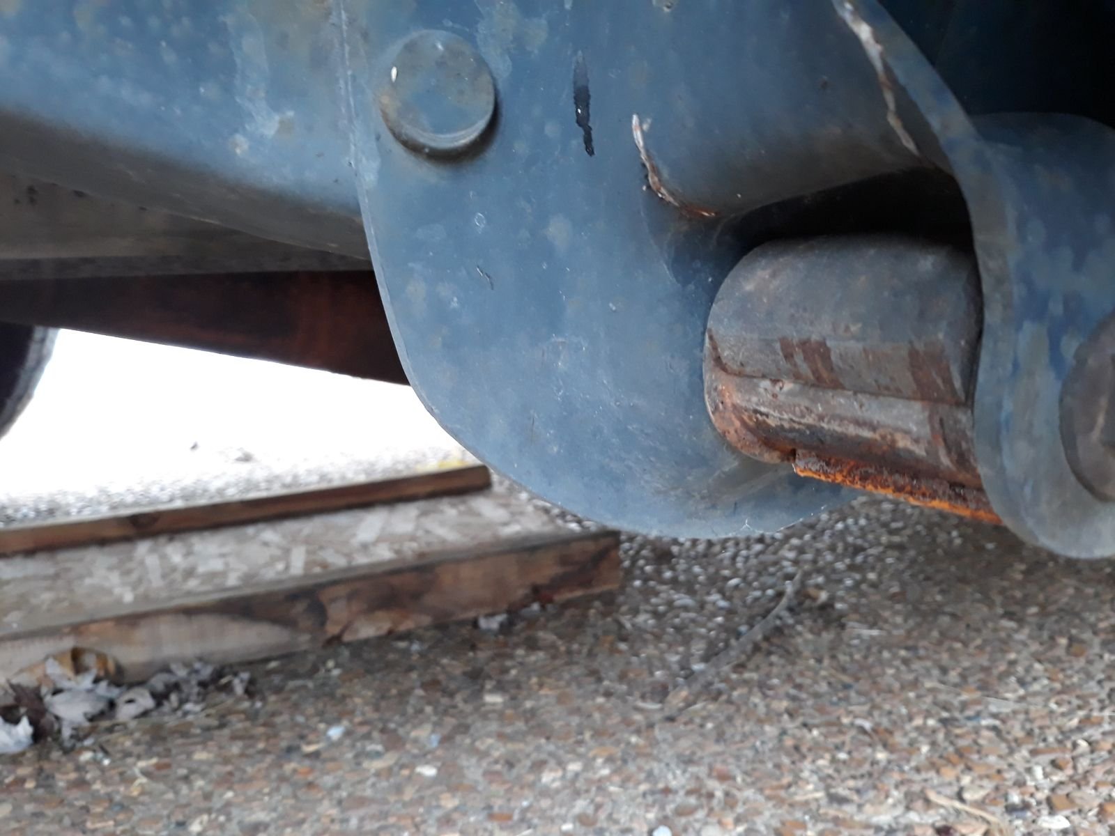 Removing leaf spring/shackle bolts