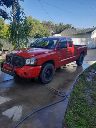 Its got an owyee on thd front bumper 