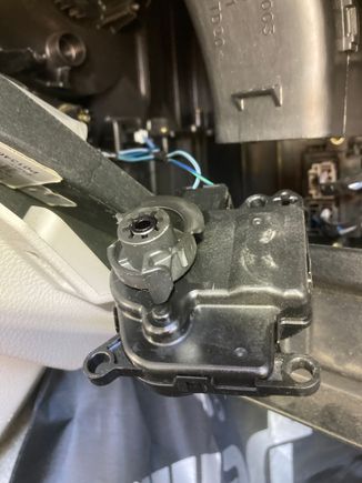Blend door actuator with broken gear