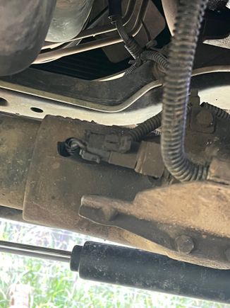 Not sure about the 4wheel abs this is the only connection i have upfront and its on my front axle, other than that i dont see any other connections or wires coming from my front axle or brakes