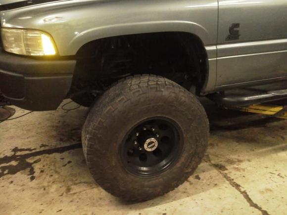 STILL ON LIFT......TIER IS AN INCH OF THE FLOOR.......NOT NEW STANCE