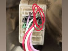 red circles two green wires show 0 voltage