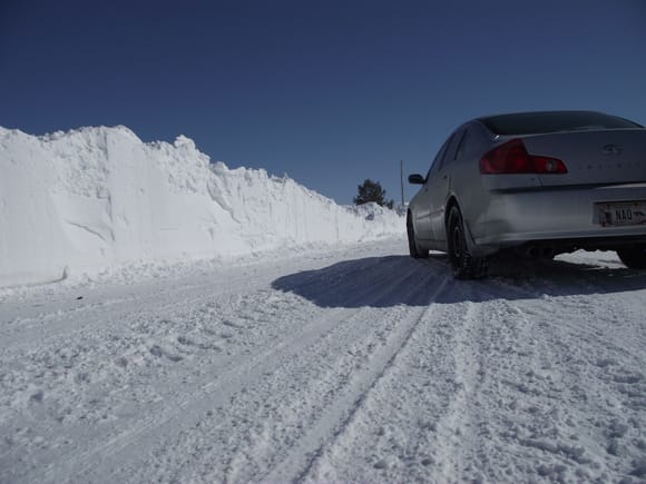 yes that is a 8ft snow bank on my road