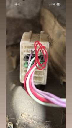 red circles two green wires show 0 voltage