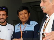 I must have one of those Mclaren Honda shirts that Alonso is sporting.............nice!!