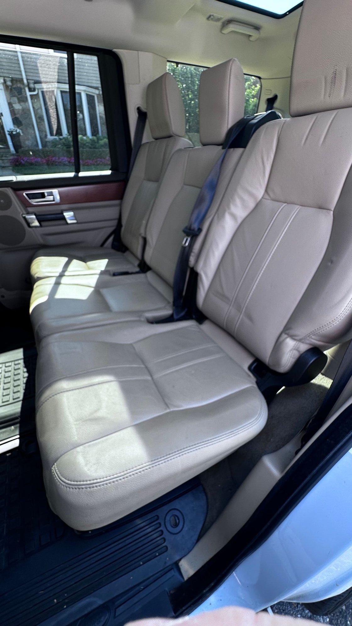 2015 Land Rover LR4 - 2015 Land Rover LR4 HSE- blown head gasket. Sold as-is. - Used - VIN SALAG2V6XFA758089 - 108,000 Miles - 6 cyl - 4WD - Automatic - SUV - White - Grosse Pointe, MI 48236, United States