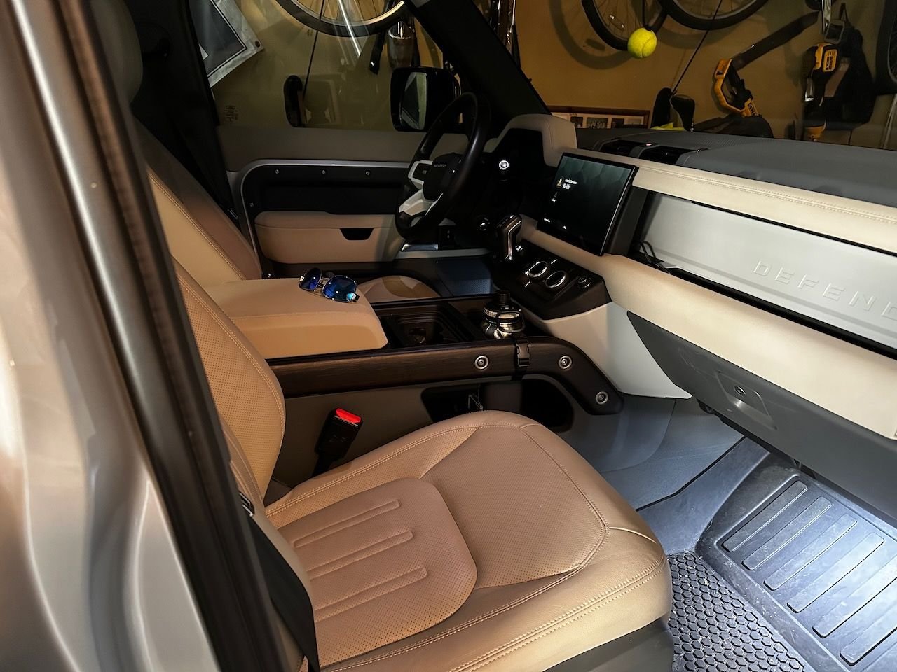 2022 Land Rover Defender - 2022 Defender 110 SE with all the extras + ext warranty - Used - VIN SALEP7RU7N2069448 - 25,200 Miles - 6 cyl - 4WD - Automatic - SUV - Silver - Little Rock, AR 72207, United States
