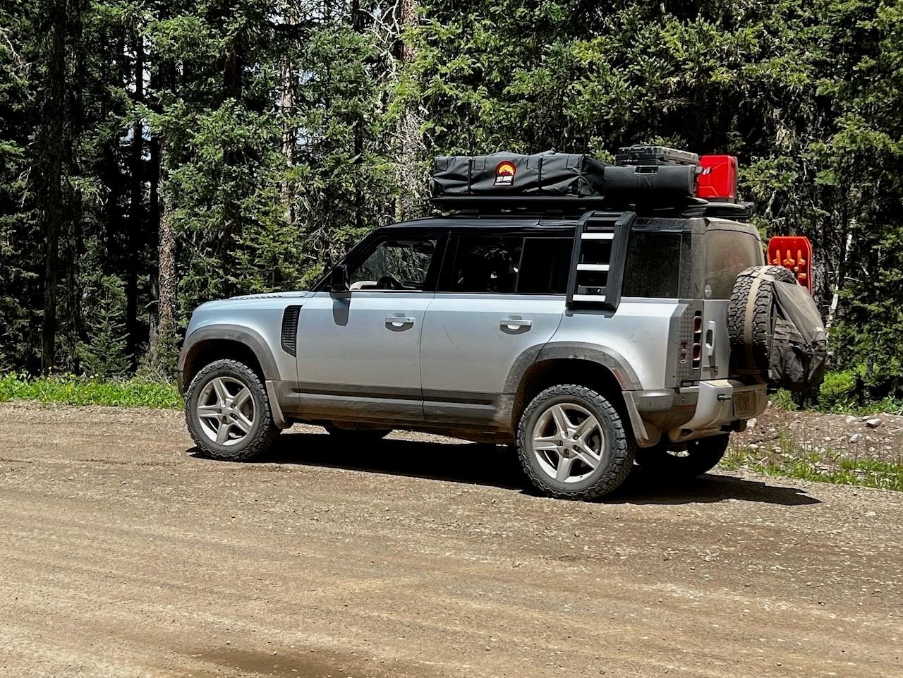 2022 Land Rover Defender - 2022 Defender 110 SE with all the extras + ext warranty - Used - VIN SALEP7RU7N2069448 - 25,200 Miles - 6 cyl - 4WD - Automatic - SUV - Silver - Little Rock, AR 72207, United States