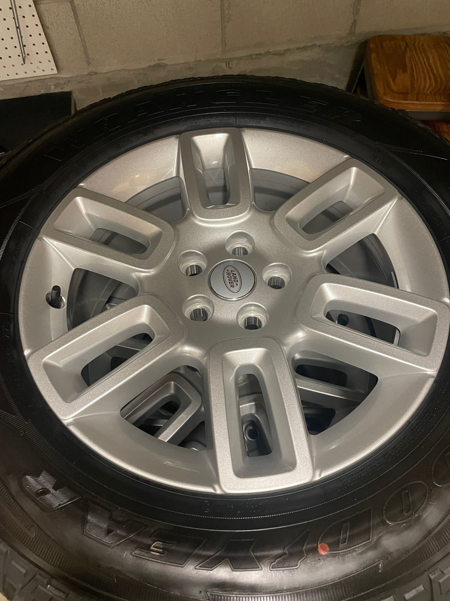 Wheels and Tires/Axles - 2022 wheels, tires with factory TPMS - New - 2020 to 2022 Land Rover Defender 110 - San Diego, CA 92101, United States