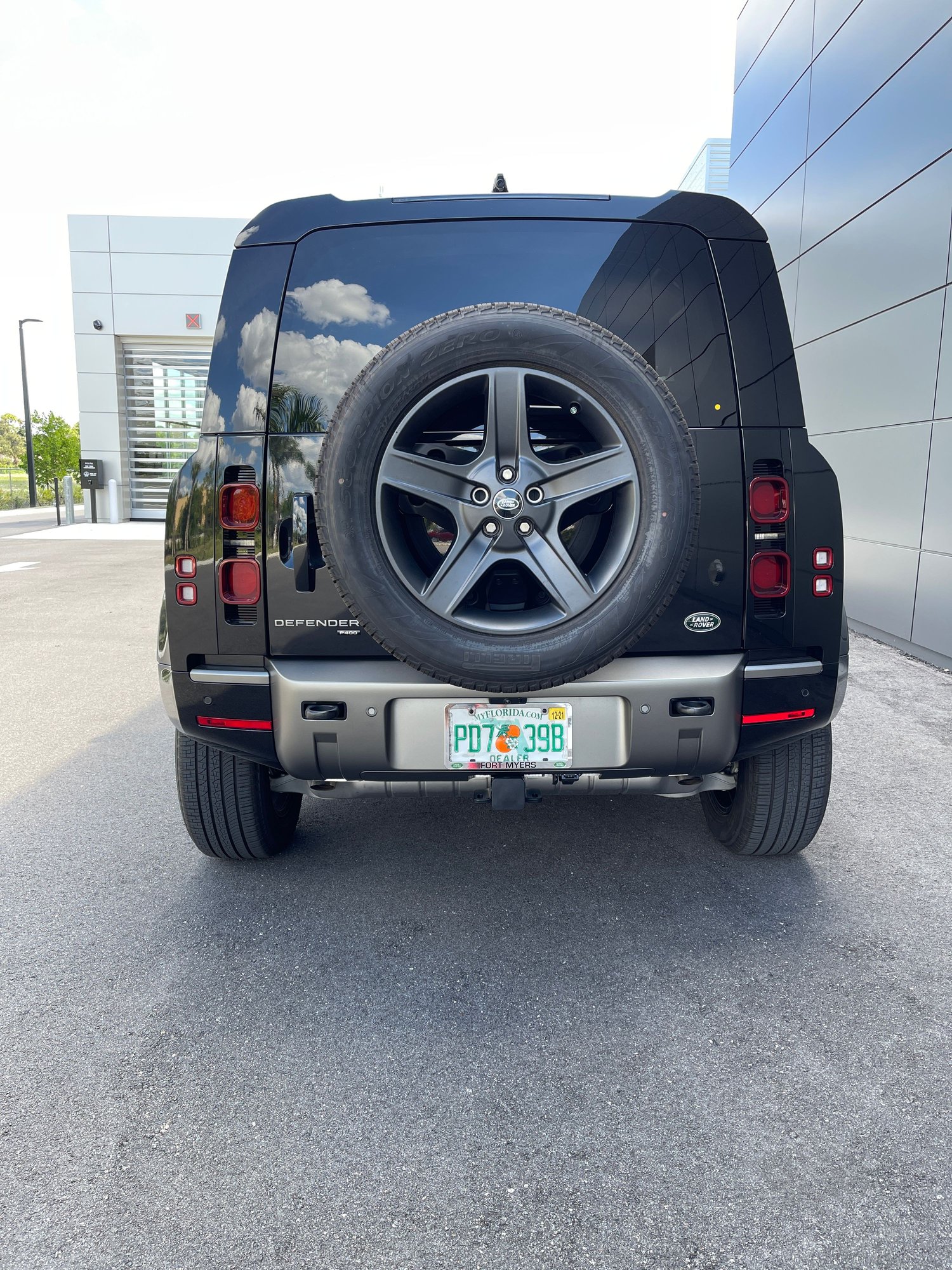 2022 Land Rover Defender - 2022 Defender 90 X-Dynamic SE - Used - VIN SALE26RU4N2084272 - 4,700 Miles - 6 cyl - 4WD - Automatic - SUV - Black - Naples, FL 34110, United States
