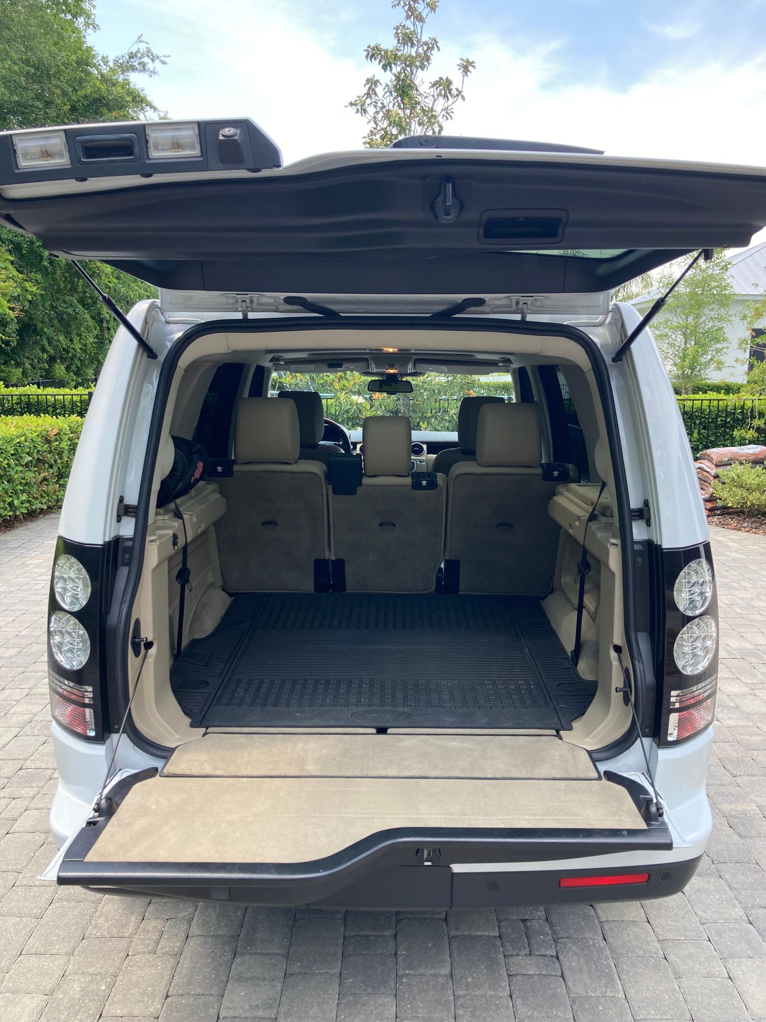 2016 Land Rover LR4 - 2016 Land Rover LR4 Landmark Edition - Used - VIN Salak2v64ga841582 - 72,834 Miles - 8 cyl - 4WD - Automatic - SUV - White - Jacksonville, FL 32224, United States