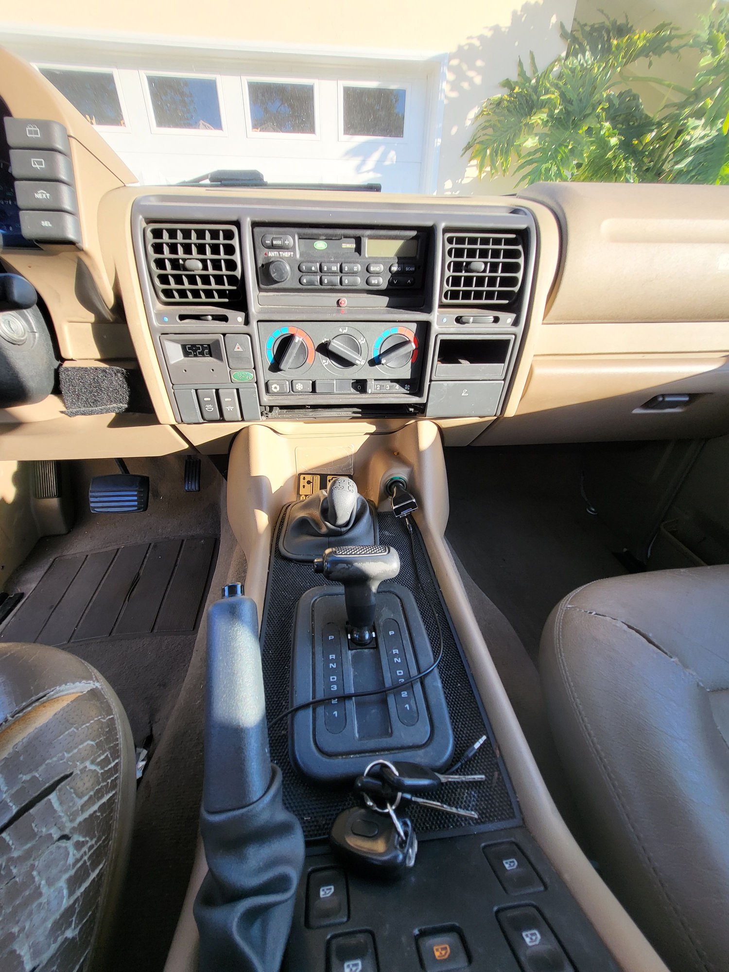 1995 Land Rover Discovery - 1995 Discovery for sale - low miles - Used - VIN SALJN1240SA141491 - 106,453 Miles - 8 cyl - 4WD - Automatic - SUV - White - San Diego, CA 92117, United States