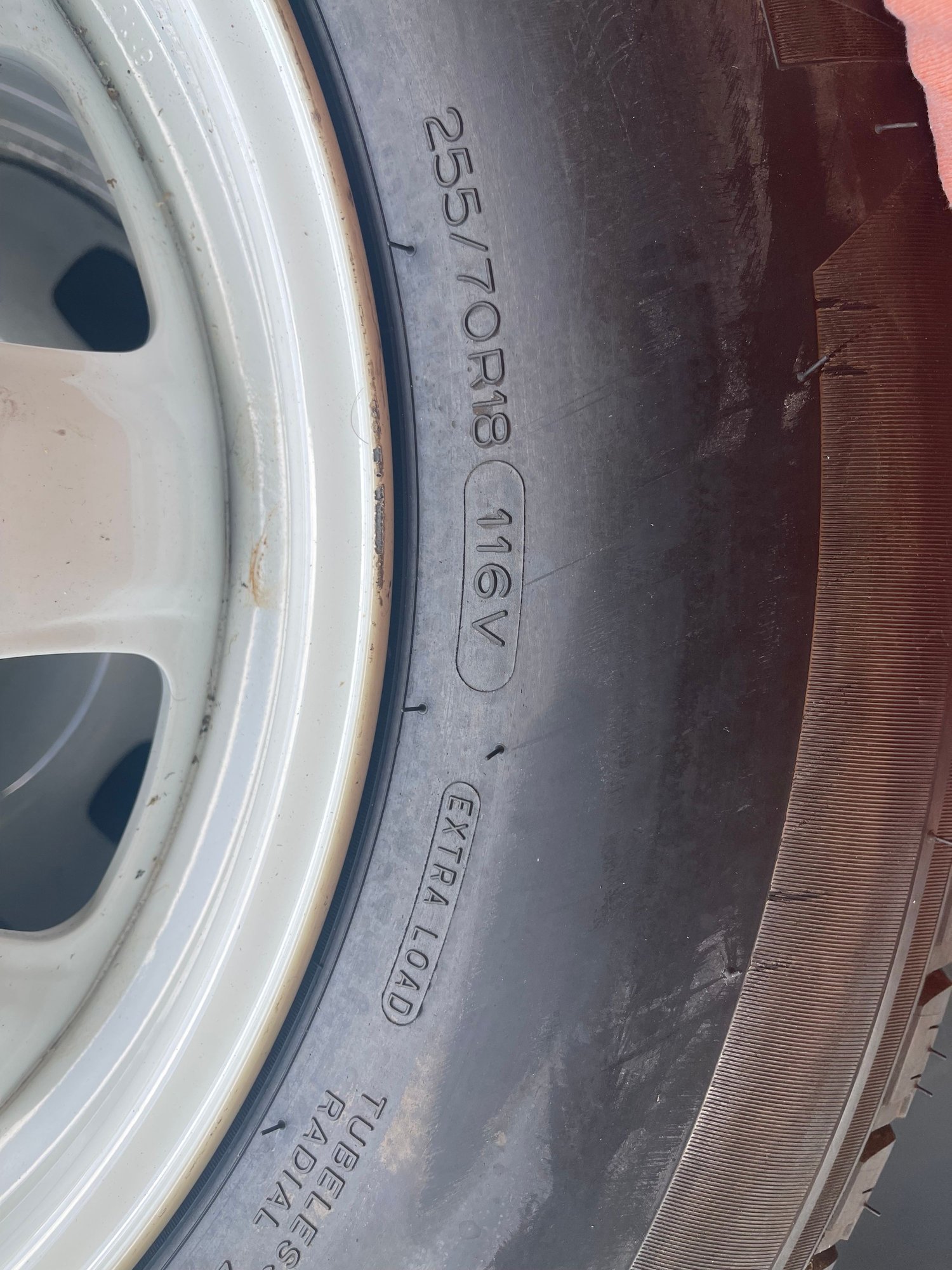 Drivetrain - 5 white steel wheels with Michelin tires,lug nuts and center caps - Used - 2020 to 2024 Land Rover Defender 110 - Miramar, FL 33023, United States