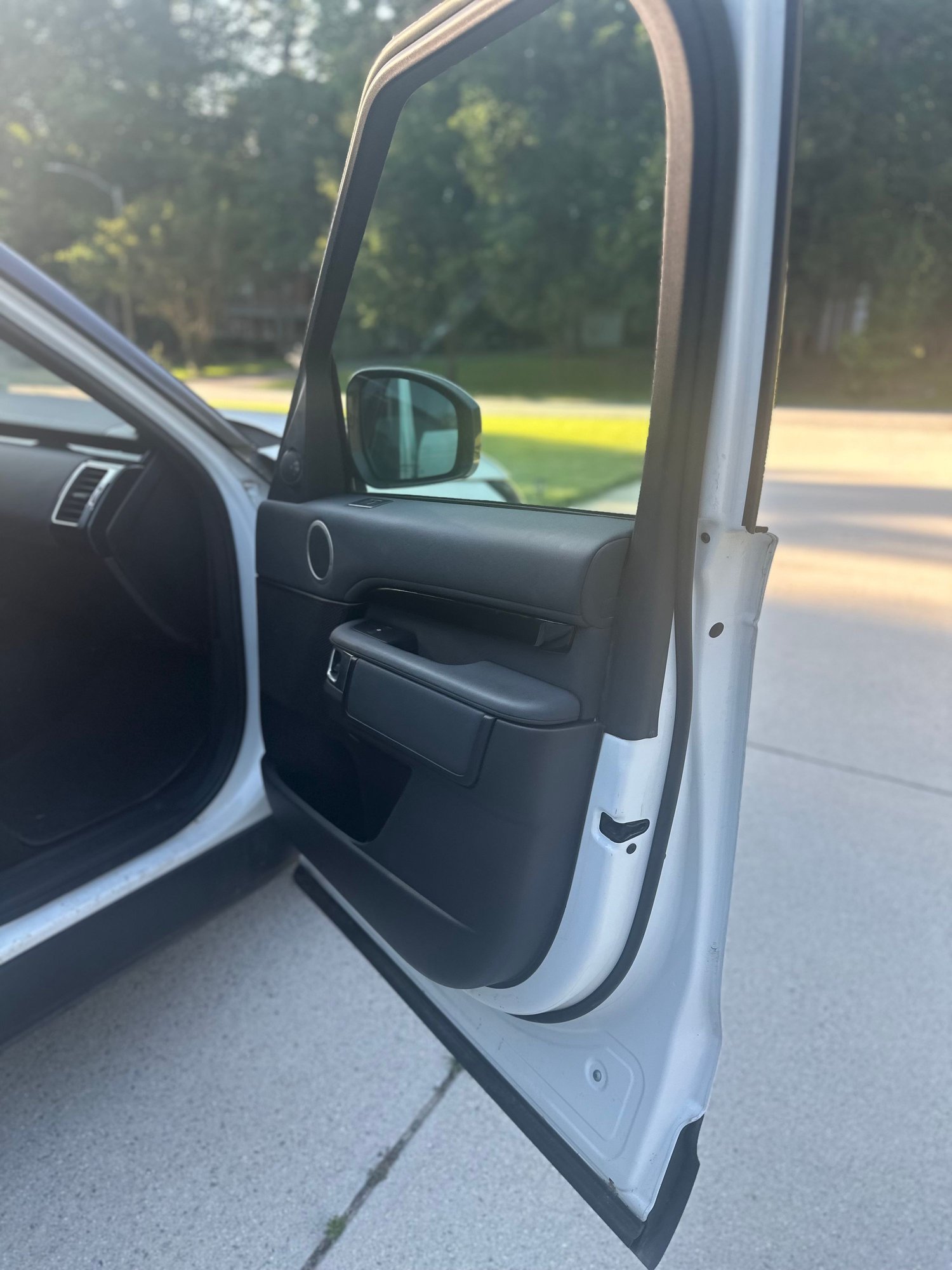 2019 Land Rover Discovery - 2019 Land Rover Discovery for sale - Used - VIN SALRG2RV6KA093982 - 97,000 Miles - 6 cyl - 4WD - Automatic - Truck - White - Powder Springs, GA 30127, United States