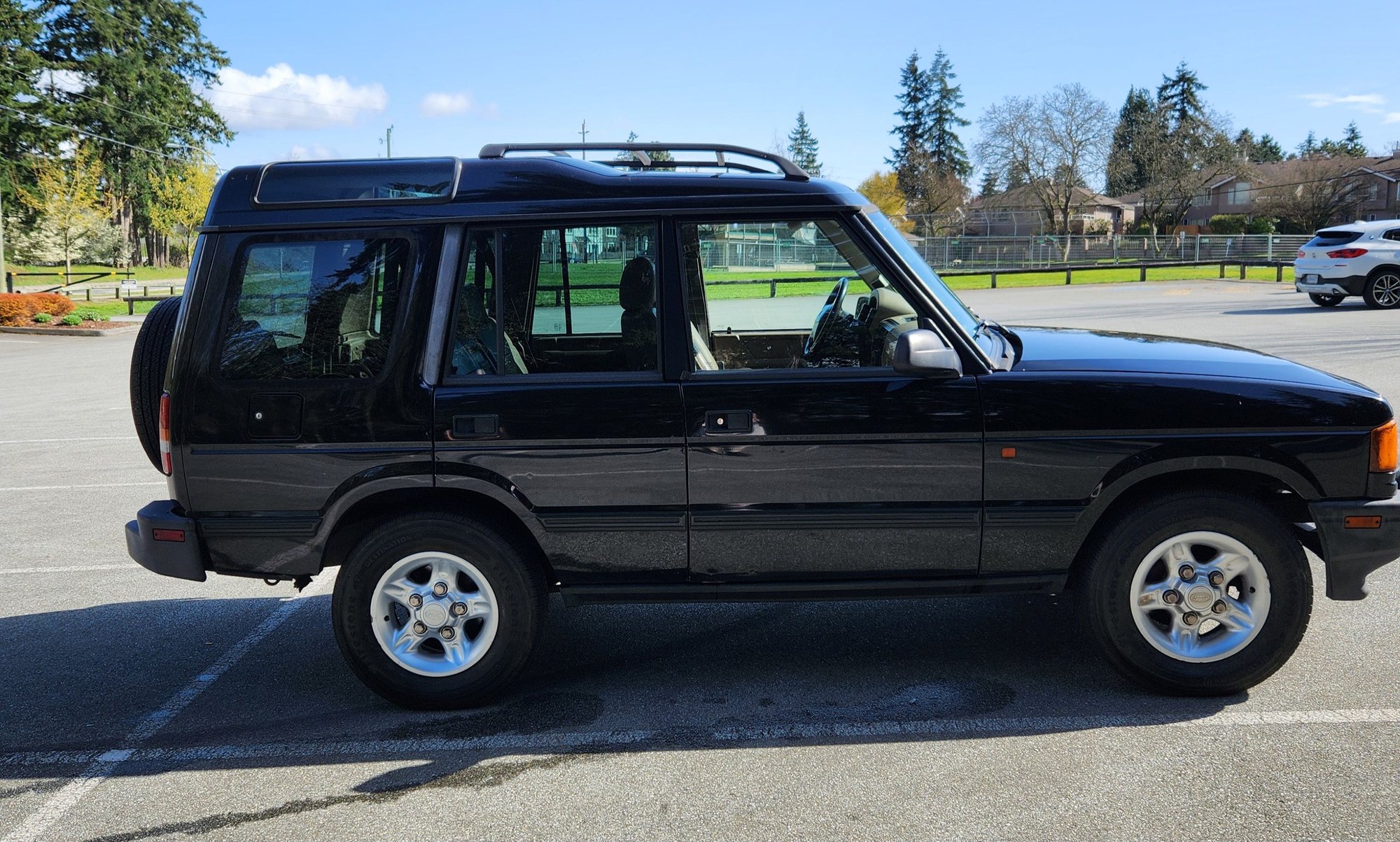 1999 Land Rover Discovery - 1999 Land Rover Discovery Series 1 - Used - VIN SALJY1244XA799751 - 266,672 Miles - 8 cyl - 4WD - Automatic - SUV - Black - South Surrey, BC V4A6G3, Canada