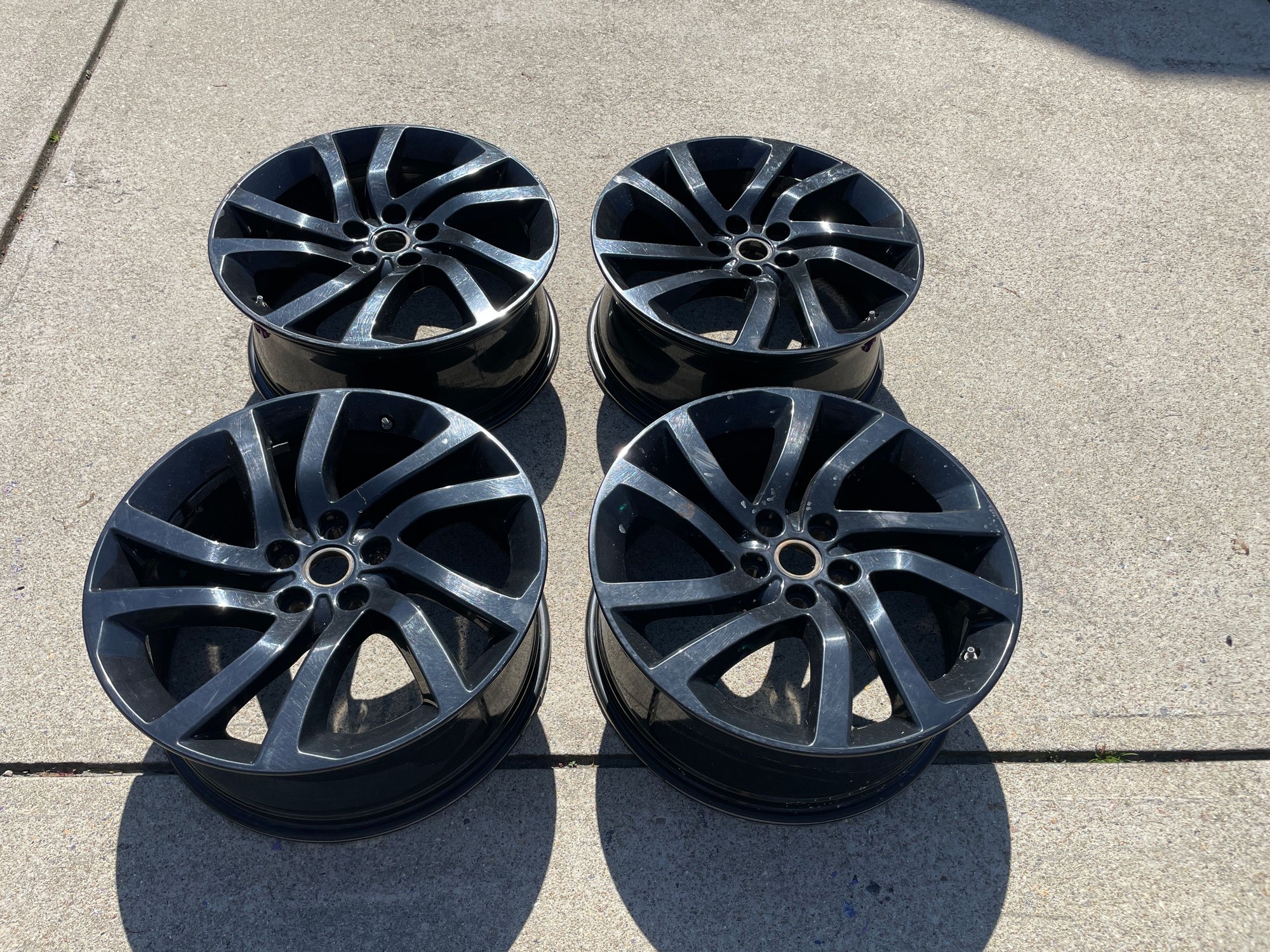 Wheels and Tires/Axles - Discovery 5 Alloy Wheel - 20' 5 Split-Spoke 'Style 5011' - Used - 2017 to 2024 Land Rover Discovery - Raleigh, NC 27614, United States