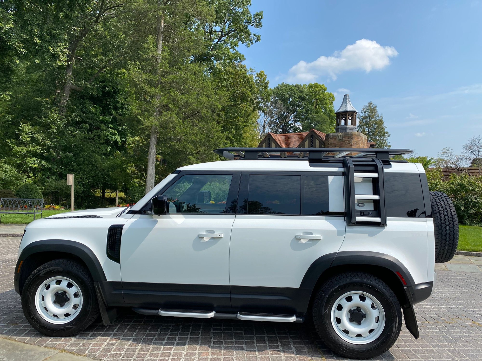 2023 Land Rover Defender - 2023 Land Rover Defender 30th anniversary for sale! - Used - VIN salej7ex3p2113336 - 14,500 Miles - 4 cyl - 4WD - Automatic - SUV - White - Rochester Hills, MI 48309, United States