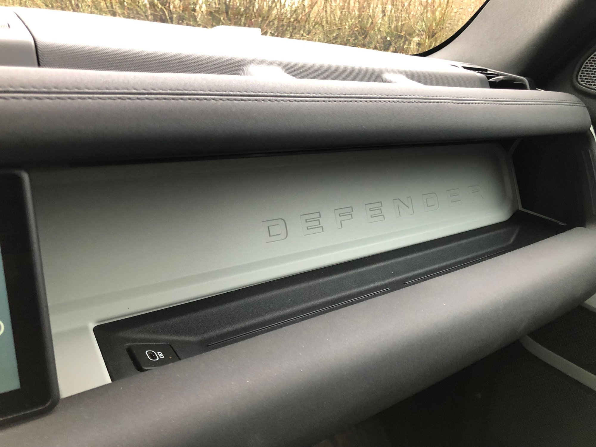 2022 Land Rover Defender - 2022 Defender S 110 4-cylinder - Used - VIN SALEJ7RX3N2100514 - 4 cyl - 4WD - Automatic - SUV - Black - Rochester Hills, MI 48309, United States