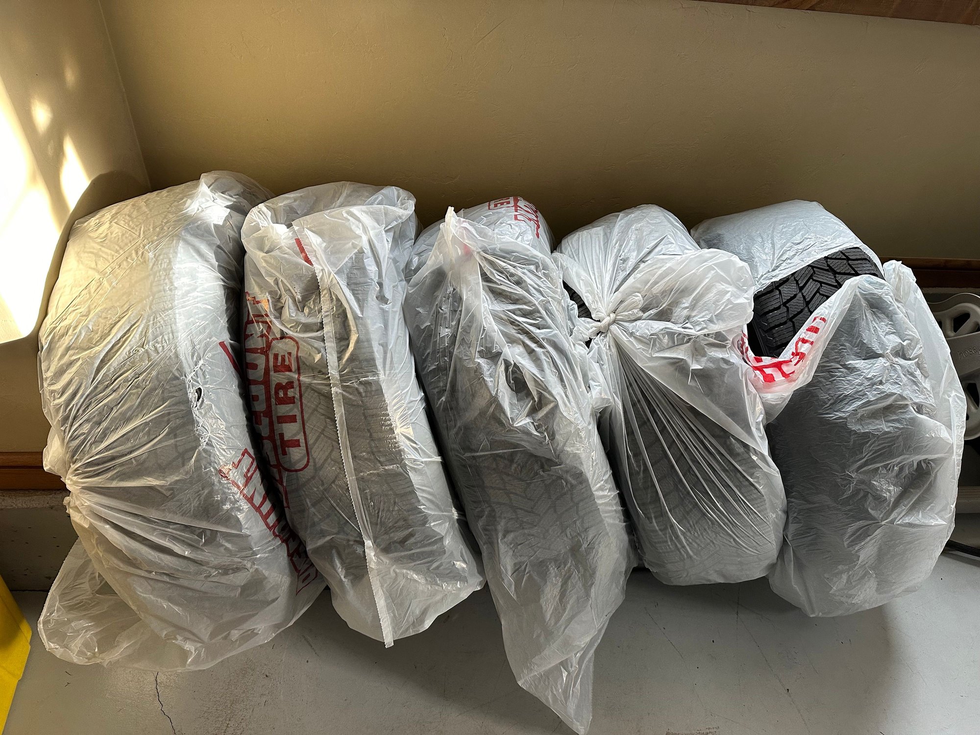 Wheels and Tires/Axles - 2023 Defender 110se, 5 20" OEM Wheels/Michelin X-Ice Snow tires with TPMS, 300 miles - Used - All Years  All Models - Carbondale, CO 81623, United States