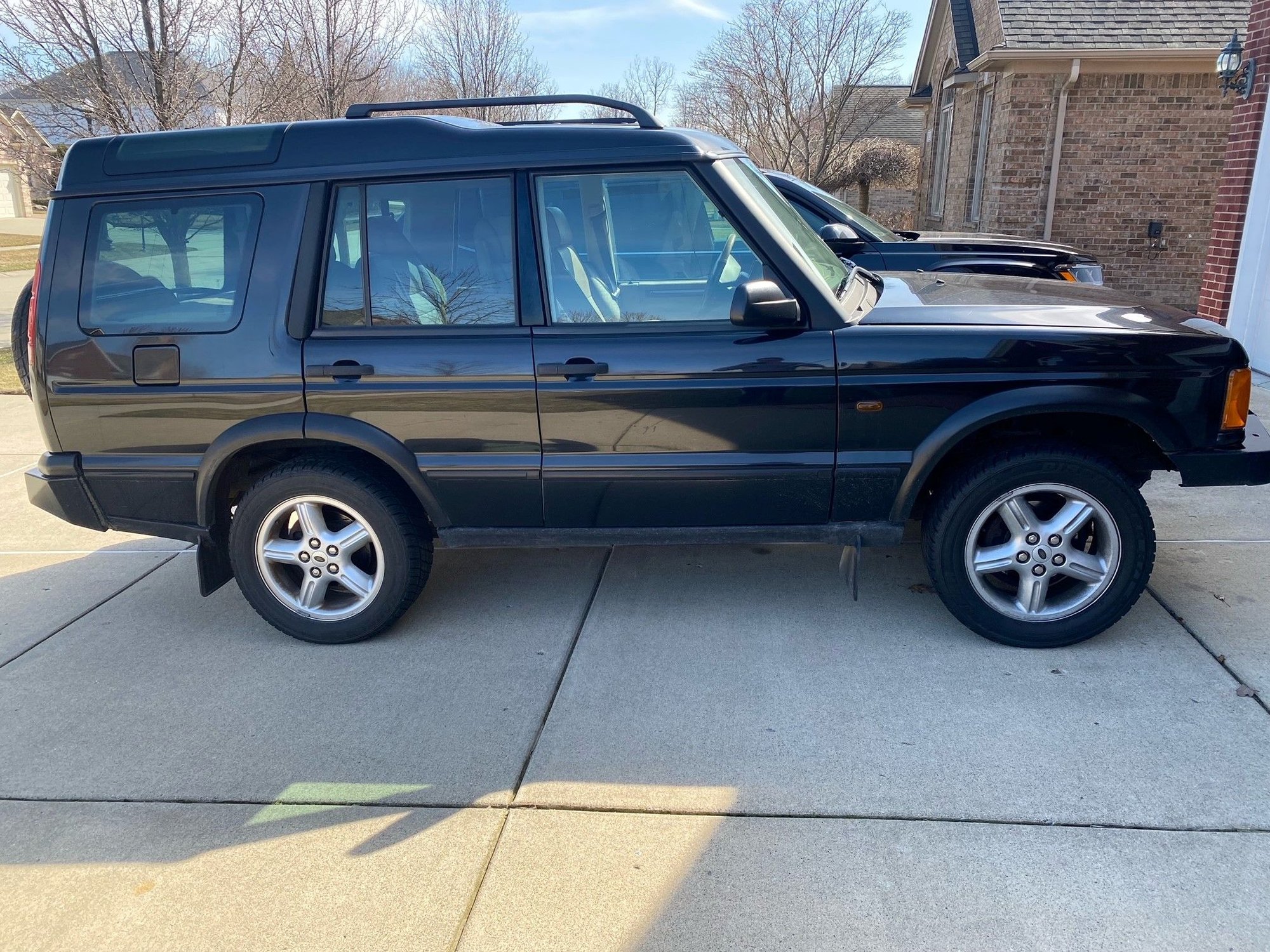 2002 Land Rover Discovery - 2002 Land Rover Discover with a 2001 Disco2 parts truck - Used - VIN SALTY15422A755485 - 121,300 Miles - 8 cyl - Black - Macomb, MI 48044, United States