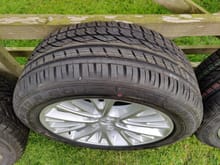 Unused wheel & unused tyre (spare)