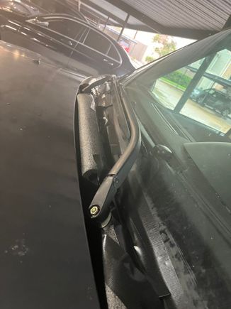 Missing windshield cowl on Disco 2. When it rains I don’t drive. 