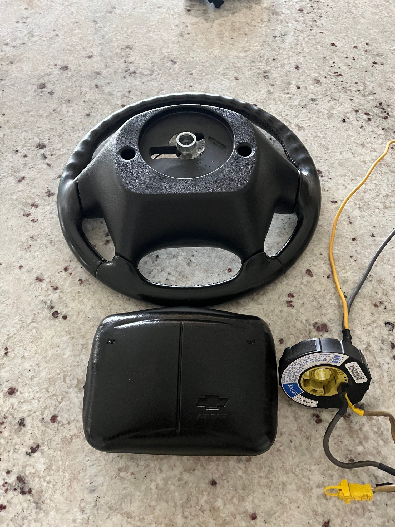 Interior/Upholstery - 00-02 camaro ebony steering wheel with center and clockspring - Used - 0  All Models - Las Vegas, NV 89166, United States