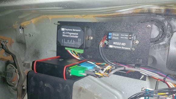 Mounted Data logger, Progressive, and Wide band in the car.