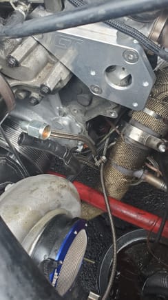 heres a good shot od the hoses and new main bracket