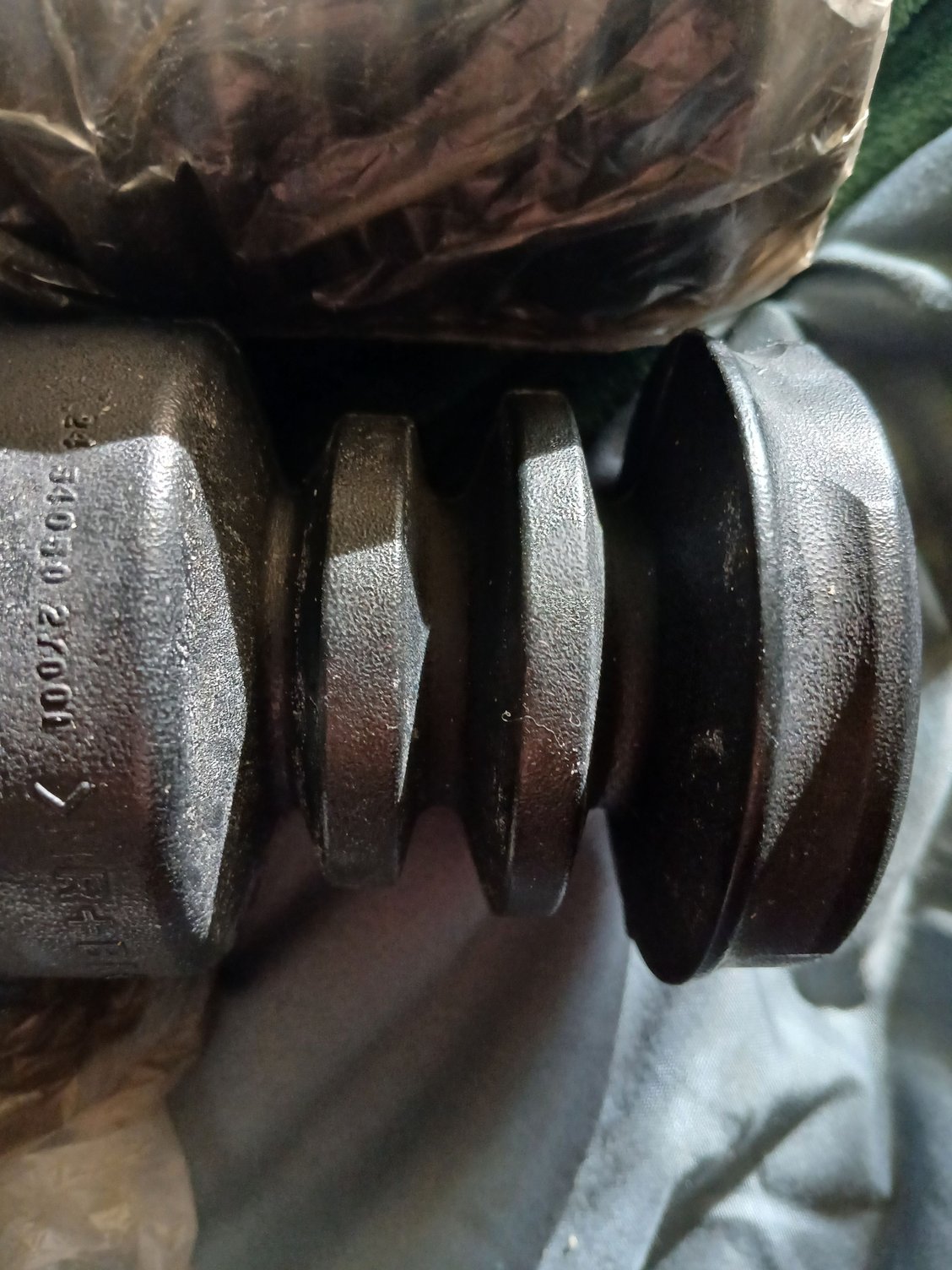 Pic of 03 Max SE oem strut boot with (2) rubber ribs/bushings
