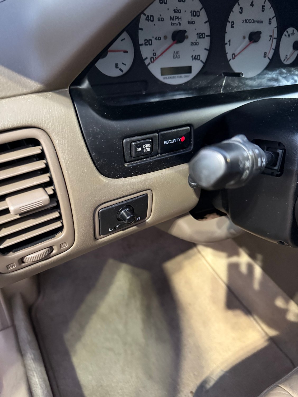 Anybody knows what triggers the security light to flash in my 98 maxima ?  Thank you 