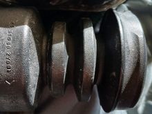 Pic of '03 Max SE oem strut boot with (2) rubber ribs/bushings