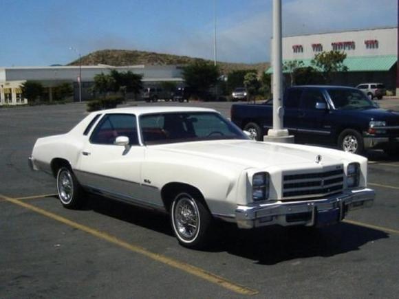 Spotted this MC at the shopping center. Well cared for, it's parked far away from the traffic.