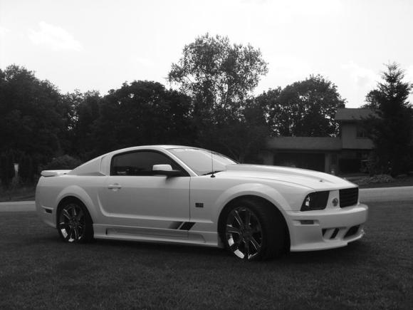 SALEEN WITH SCOOPS BLK AND WHT