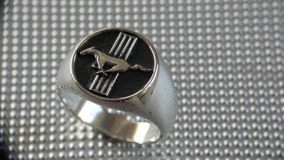 Mustang oval signet ring