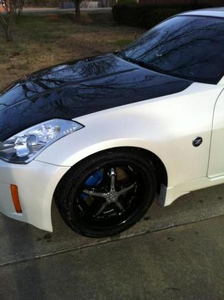 Good picture of wheels and caliper. Old hood was removed.