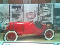 please look carefully ..do u know it '? a real oldsmobile . I beleieve 1929.Is  still running in santiago de chile