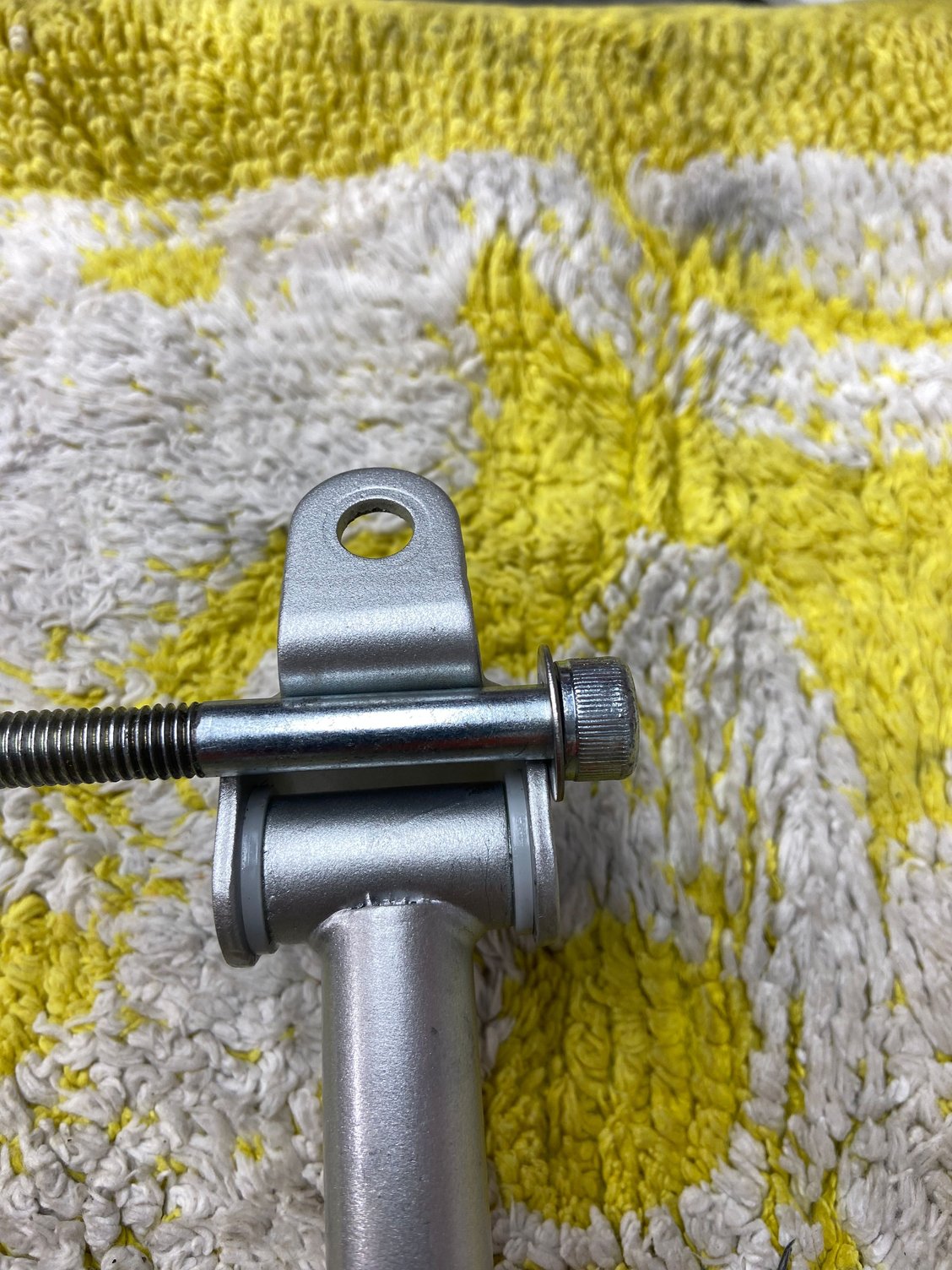 Refurbished the gear linkage. Fitted replacement nylon bushes and used a bolt for the pin making sure the unthreaded part was through the bushes. 