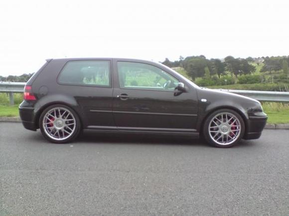 mapped,k n,milltek,miltek de cat,fk coilovers,neuspped anti roll bars,hid's,and powder coated wheels which aint in this pic lol
with the ring sticker= 9.05 lap time