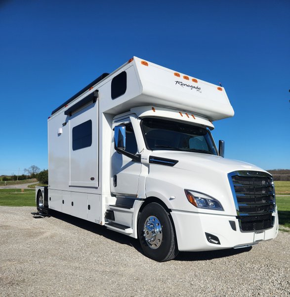 Preowned 2025 Renegade 15' Toterhome Rear Entry