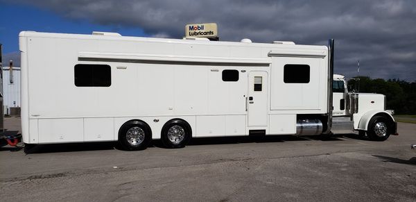2016 Showhauler 45' 3-Slides Motorhome/Toterhome Peterbilt C