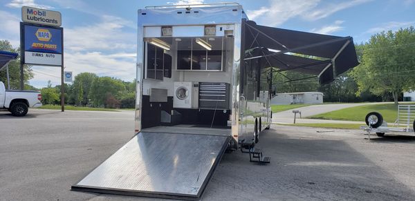 2007 Silver Crown Motorgarage 2-Slides Queen Bed Full Body P for Sale $179,900