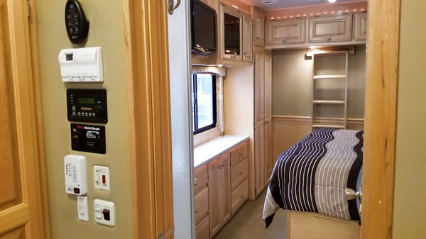 2008 Rare Pony Express on an M2 Freightliner Chassis 37'