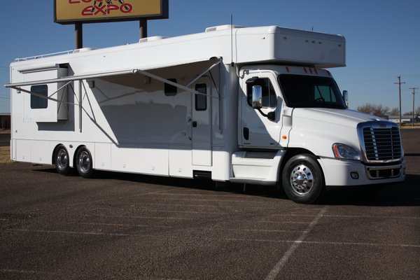 2013 Showhauler Two Full Baths Bunk Beds Motorhome