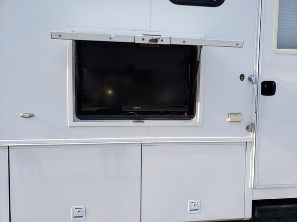 2011 SHOWHAULER BUNKS